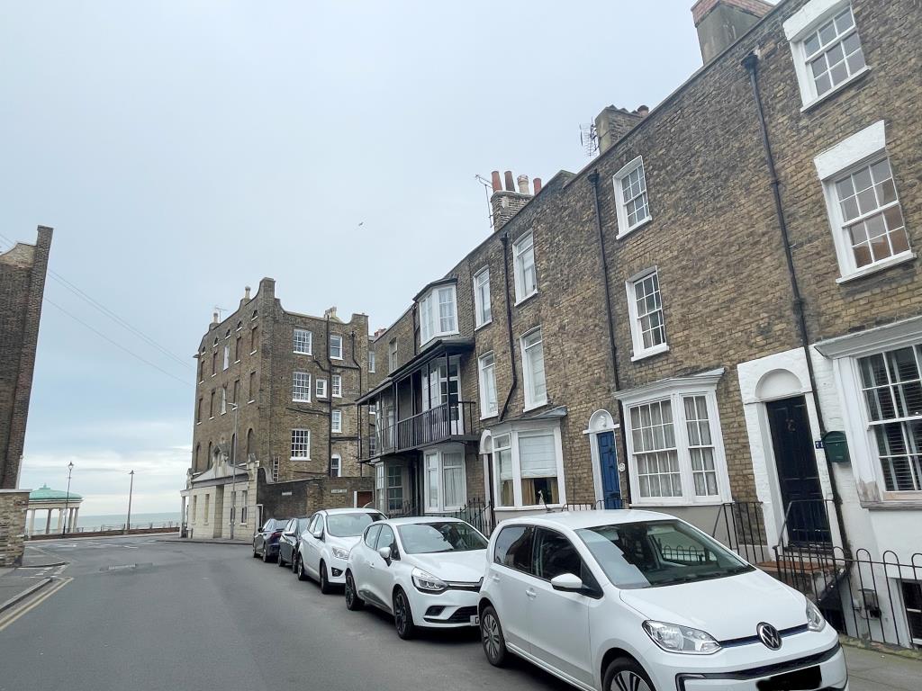 Lot: 28 - FOUR STOREY MID-TERRACE HOUSE FOR TOTAL REFURBISHMENT - view towards the sea